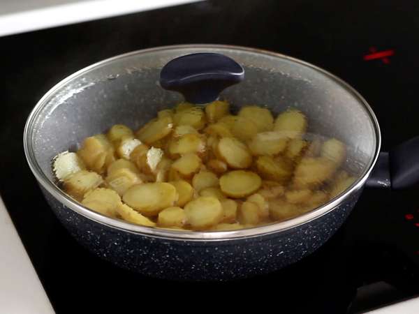 Huevos rotos, izjemno enostaven španski recept na osnovi krompirja in jajc - Priprava korak 2