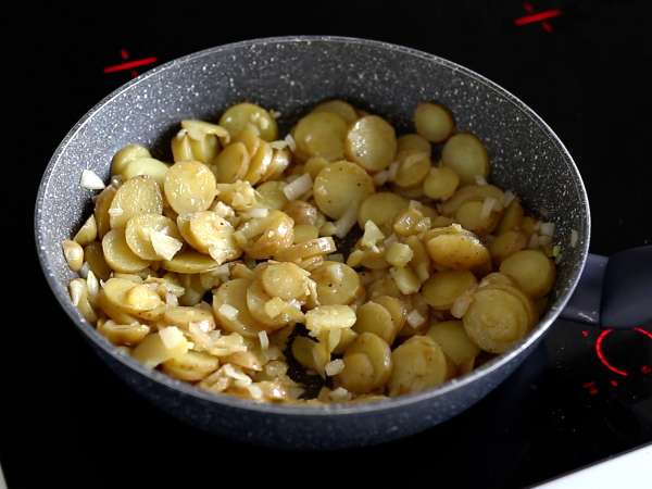 Huevos rotos, izjemno enostaven španski recept na osnovi krompirja in jajc - Priprava korak 3