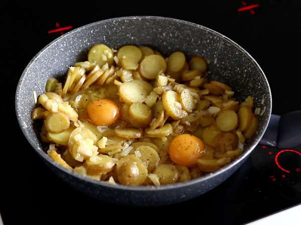 Huevos rotos, izjemno enostaven španski recept na osnovi krompirja in jajc - Priprava korak 4