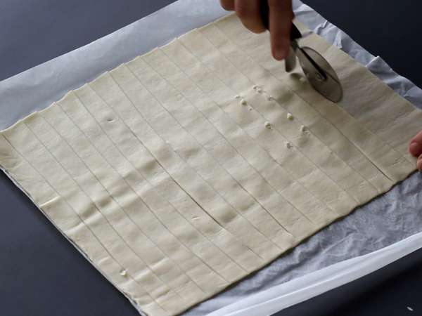 Prikupno korenje iz listnatega testa za velikonočni aperitiv: kozji sir in suhi paradižniki - Priprava korak 1