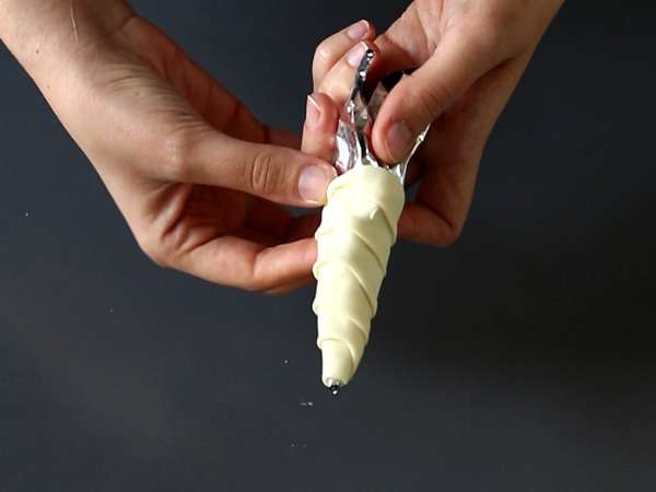 Prikupno korenje iz listnatega testa za velikonočni aperitiv: kozji sir in suhi paradižniki - Priprava korak 3