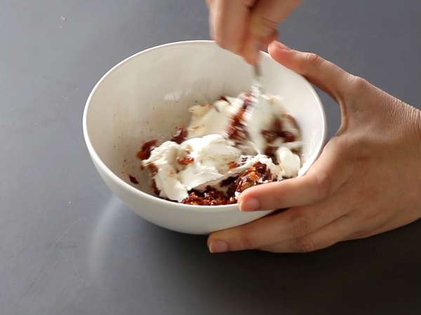 Prikupno korenje iz listnatega testa za velikonočni aperitiv: kozji sir in suhi paradižniki - Priprava korak 5