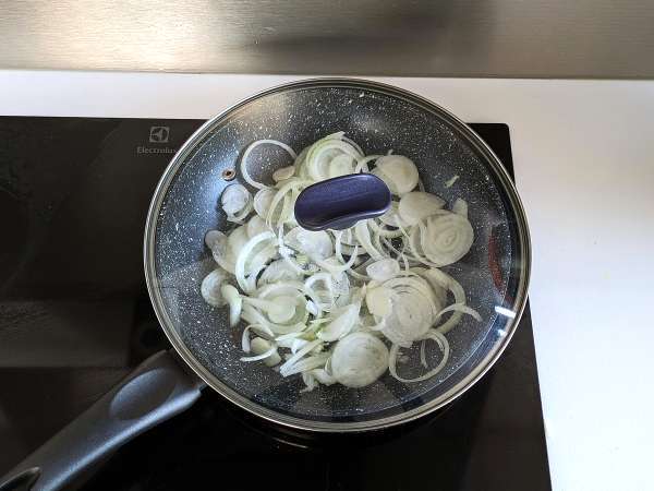 Čebulna omleta, okusen in enostaven za pripravo recept - Priprava korak 2