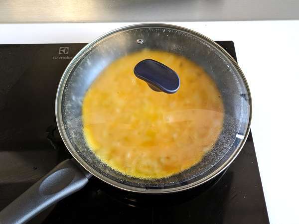 Čebulna omleta, okusen in enostaven za pripravo recept - Priprava korak 4