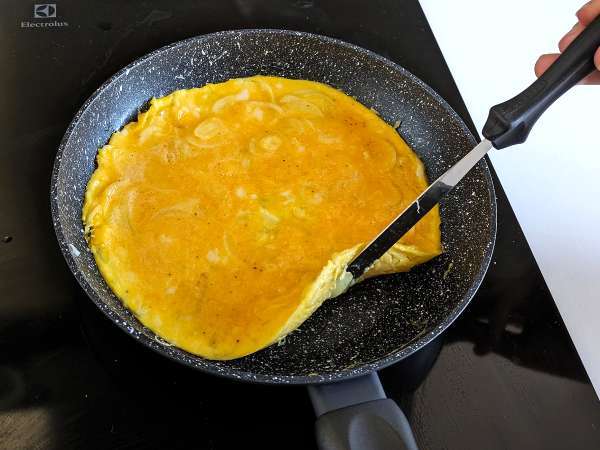 Čebulna omleta, okusen in enostaven za pripravo recept - Priprava korak 5