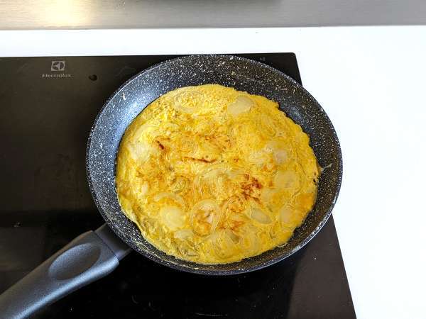 Čebulna omleta, okusen in enostaven za pripravo recept - Priprava korak 6