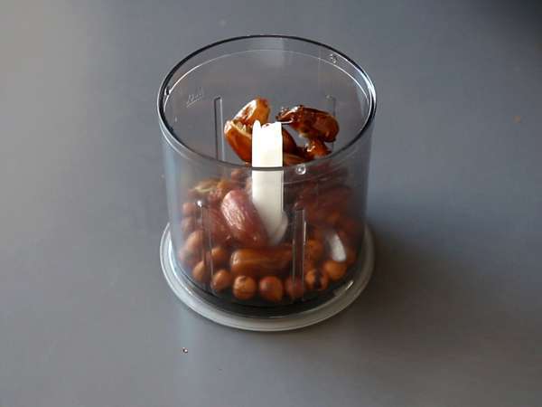 Datljeve energijske kroglice s sredico iz arašidovega masla - Priprava korak 2