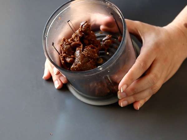 Datljeve energijske kroglice s sredico iz arašidovega masla - Priprava korak 3