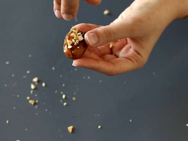 Domači Snickers: datlji, arašidi in čokolada - zdrav prigrizek brez dodanega sladkorja - Priprava korak 3