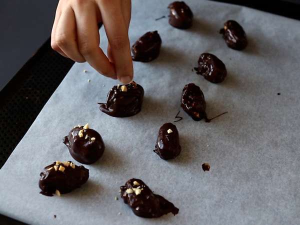 Domači Snickers: datlji, arašidi in čokolada - zdrav prigrizek brez dodanega sladkorja - Priprava korak 6