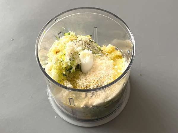 Pesto iz bučk, hiter in okusen recept brez kuhanja - Priprava korak 3