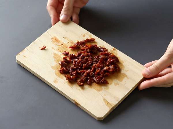 Hladne testenine z bučkinim pestom, bivoljo mocarelo in sušenim paradižnikom - Priprava korak 3