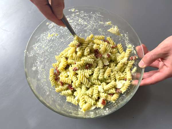 Hladne testenine z bučkinim pestom, bivoljo mocarelo in sušenim paradižnikom - Priprava korak 4