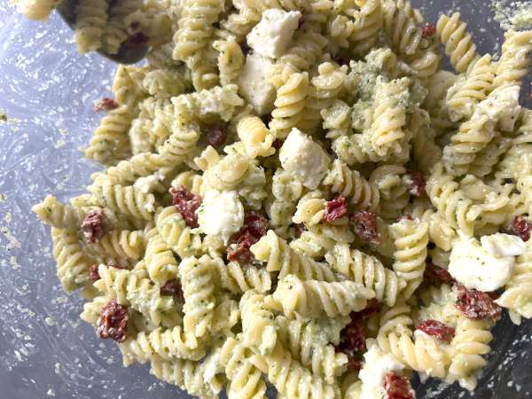 Hladne testenine z bučkinim pestom, bivoljo mocarelo in sušenim paradižnikom - Priprava korak 5