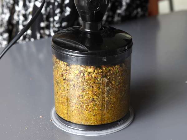 Pistacijev pesto, enostavna in okusna omaka - Priprava korak 2