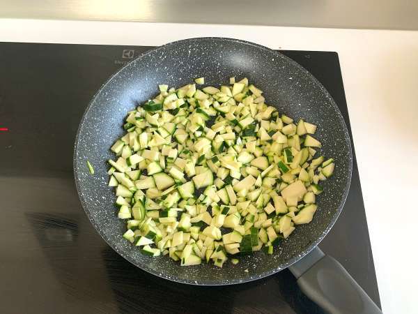 Kremne testenine z bučkami, okusen in zelo hiter recept - Priprava korak 2