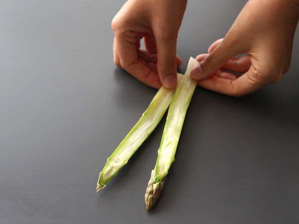 Pecivo s šparglji, šunko in topljenim sirom - Priprava korak 1