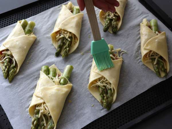 Pecivo s šparglji, šunko in topljenim sirom - Priprava korak 5