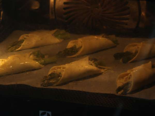 Pecivo s šparglji, šunko in topljenim sirom - Priprava korak 6