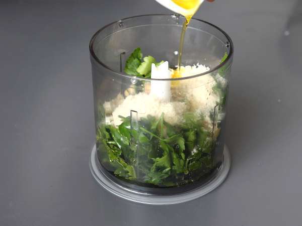 Pesto iz peteršilja in arašidov, eksplozija okusov - Priprava korak 2