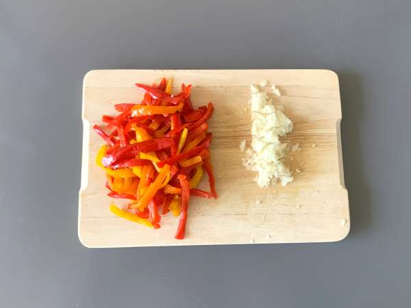 Testenine s papriko in filadelfijo: kremne, hitre in okusne - Priprava korak 1