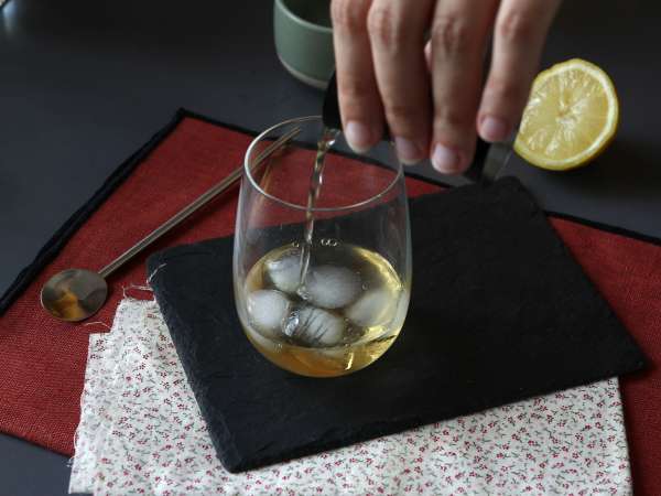 Spritz St-Germain z bezgovim likerjem, izjemno svež koktajl za poletje - Priprava korak 2