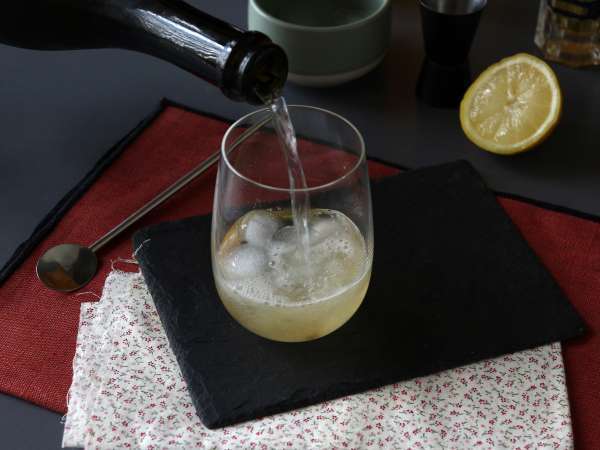 Spritz St-Germain z bezgovim likerjem, izjemno svež koktajl za poletje - Priprava korak 3