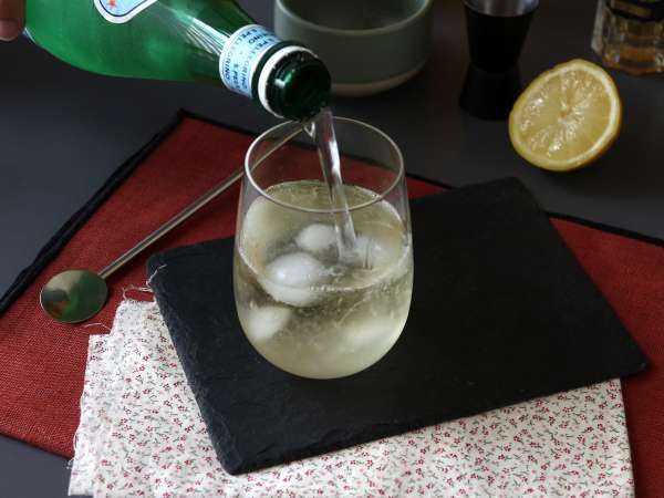 Spritz St-Germain z bezgovim likerjem, izjemno svež koktajl za poletje - Priprava korak 4