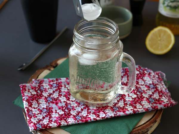 Hugo Spritz z bezgovim sirupom, svež in sladek koktajl - Priprava korak 3