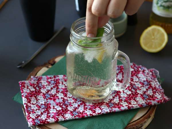 Hugo Spritz z bezgovim sirupom, svež in sladek koktajl - Priprava korak 4