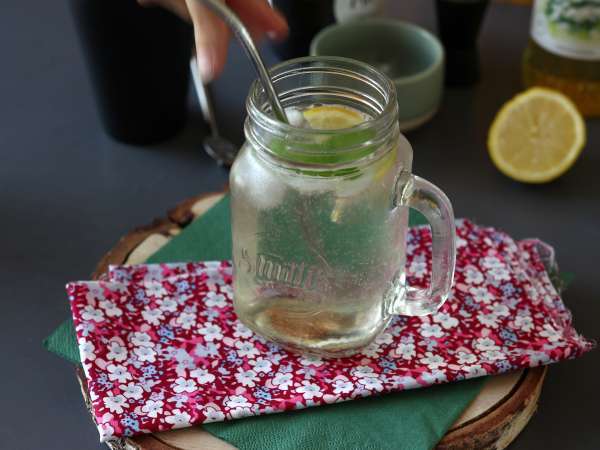 Hugo Spritz z bezgovim sirupom, svež in sladek koktajl - Priprava korak 5