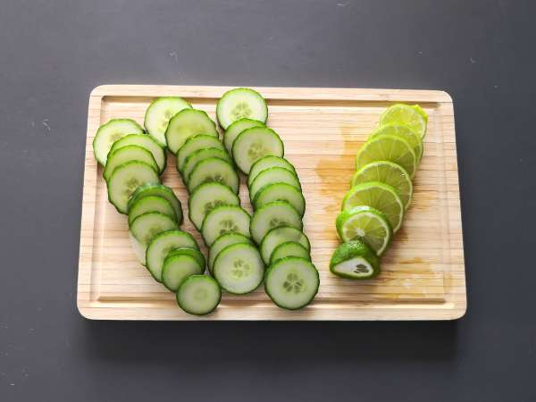 Voda z okusom kumare, limete, mete in ingverja - Priprava korak 1