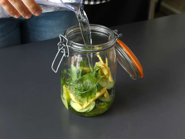 Voda z okusom kumare, limete, mete in ingverja - Priprava korak 3