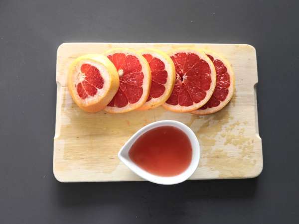 Voda z okusom grenivke in rožmarina: razstrupljevalni napitek brez dodanega sladkorja - Priprava korak 1