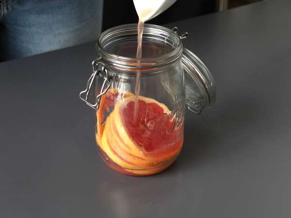 Voda z okusom grenivke in rožmarina: razstrupljevalni napitek brez dodanega sladkorja - Priprava korak 2