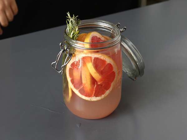 Voda z okusom grenivke in rožmarina: razstrupljevalni napitek brez dodanega sladkorja - Priprava korak 3