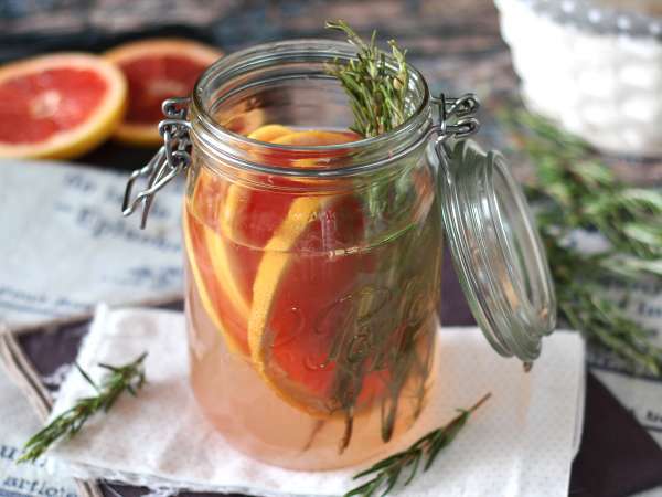 Voda z okusom grenivke in rožmarina: razstrupljevalni napitek brez dodanega sladkorja - Priprava korak 4