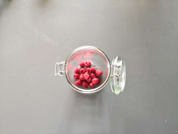 Voda z okusom limone, bazilike in malin - Priprava korak 2