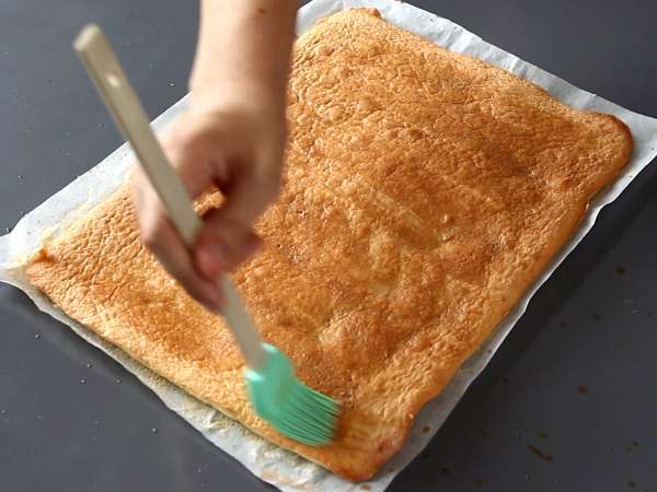 Enostaven zvitek z okusom Kinder Bueno, kot nalašč za rojstnodnevno torto ali božični dnevnik! - Priprava korak 7