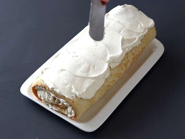 Enostaven zvitek z okusom Kinder Bueno, kot nalašč za rojstnodnevno torto ali božični dnevnik! - Priprava korak 10