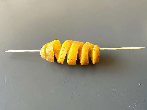 Spiralni krompir na palici, zanesljiva tehnika brez stroja - Priprava korak 2