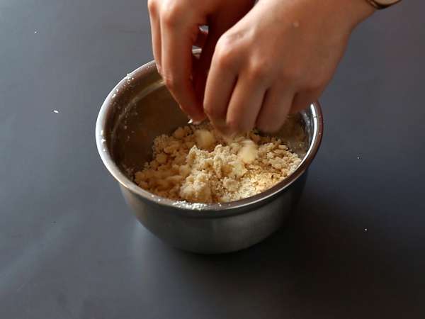 Vegetarijanske verrines: grahova kremna juha, parmezanov drobljenec in maskarponejeva krema - Priprava korak 1