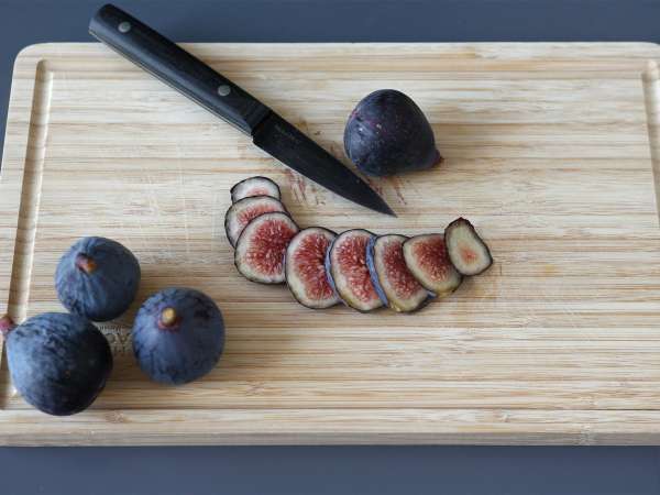 Sendviči s figami, svežim kozjim sirom, medom in rožmarinom - Priprava korak 1