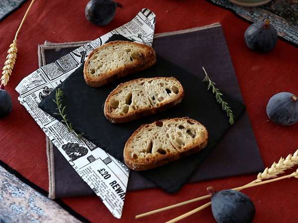 Sendviči s figami, svežim kozjim sirom, medom in rožmarinom - Priprava korak 2