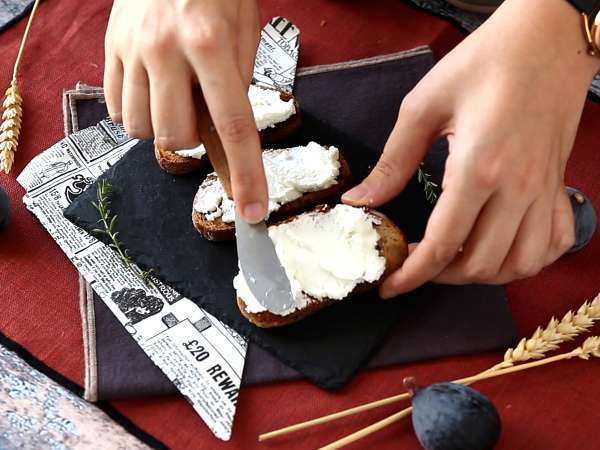 Sendviči s figami, svežim kozjim sirom, medom in rožmarinom - Priprava korak 3