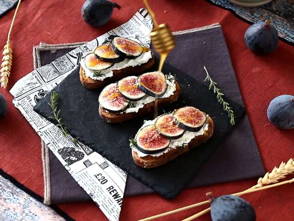 Sendviči s figami, svežim kozjim sirom, medom in rožmarinom - Priprava korak 5