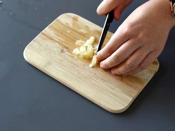 Sveži kozji sir in dimljeni losos na toastu - Priprava korak 1