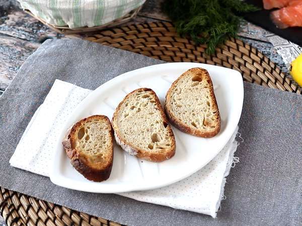Sveži kozji sir in dimljeni losos na toastu - Priprava korak 2