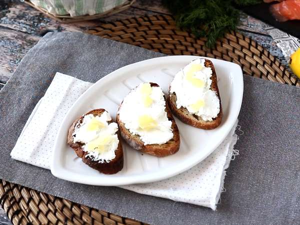 Sveži kozji sir in dimljeni losos na toastu - Priprava korak 3