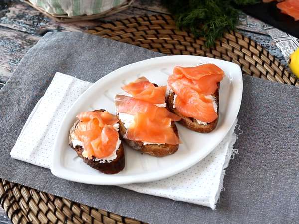 Sveži kozji sir in dimljeni losos na toastu - Priprava korak 4